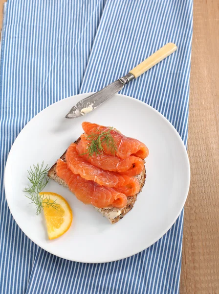Sandwich dengan salmon asin — Stok Foto