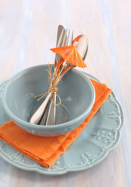 Tischdekoration in blau und orange — Stockfoto