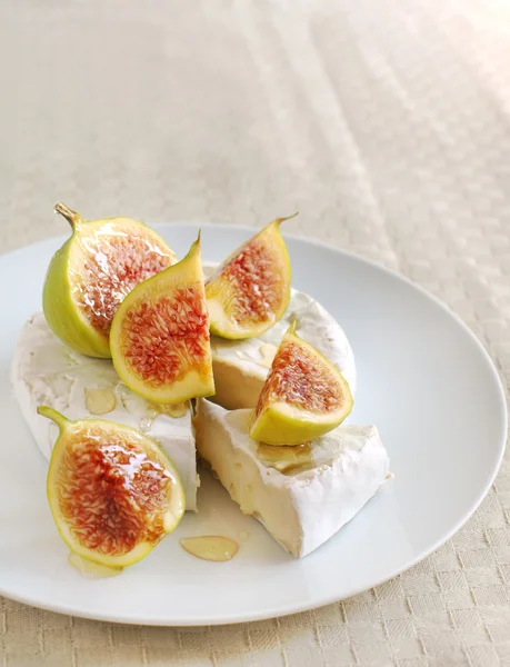 Cheese and figs on a plate — Stock Photo, Image