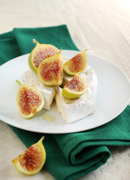 Queijo e figos em uma chapa — Fotografia de Stock