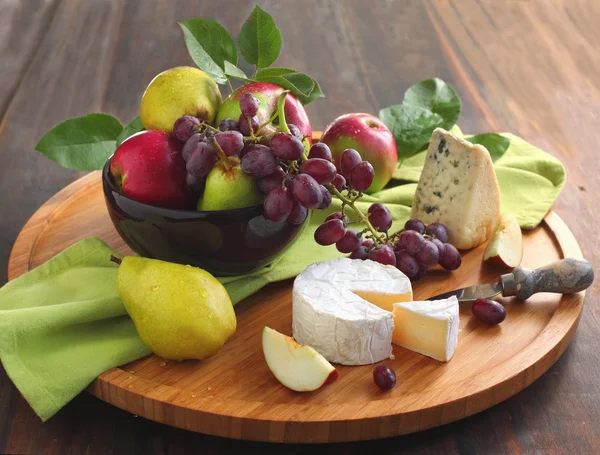 Placa de queijo com frutas — Fotografia de Stock