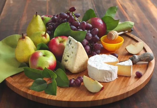 Placa de queijo com frutas e mel — Fotografia de Stock