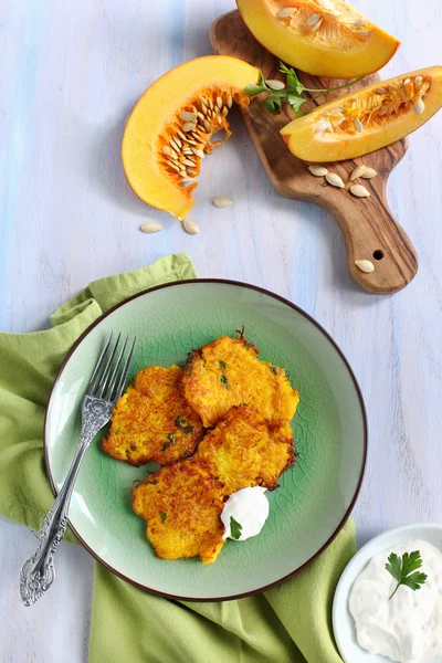 Fritos de abóbora com molho de iogurte — Fotografia de Stock