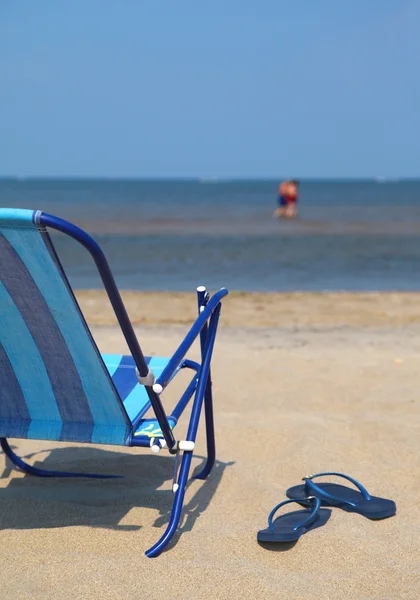 En solstol på stranden — Stockfoto