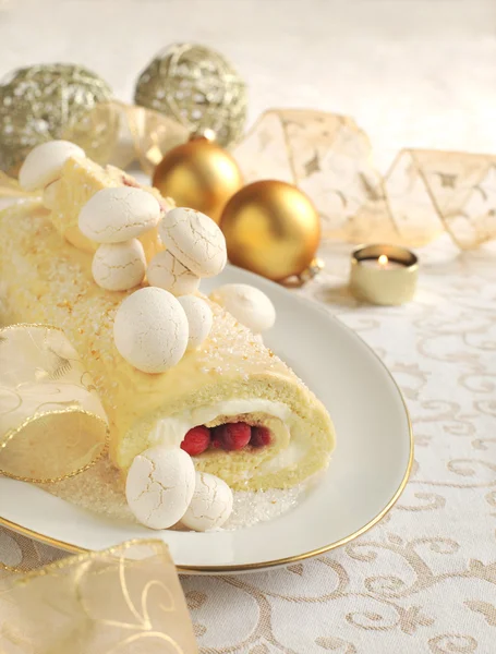 Tradiční vánoční yule log dort zdobený meringue hub — Stock fotografie