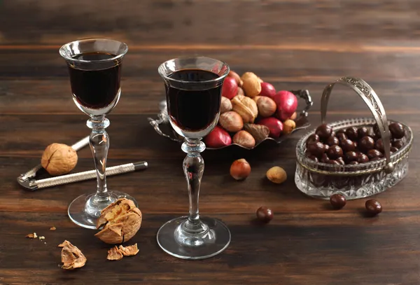 Deux verres de liqueur de café, chocolat et noix — Photo