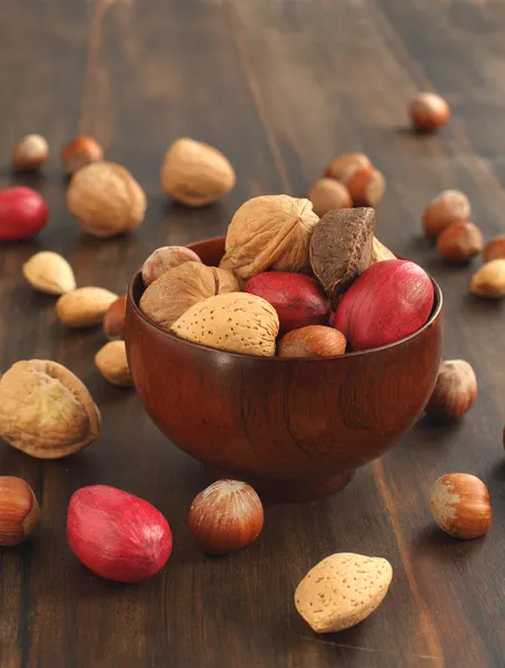 Blandade nötter i en träskål — Stockfoto