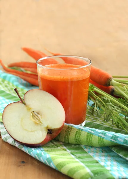 Copo de suco de maçã e cenoura — Fotografia de Stock