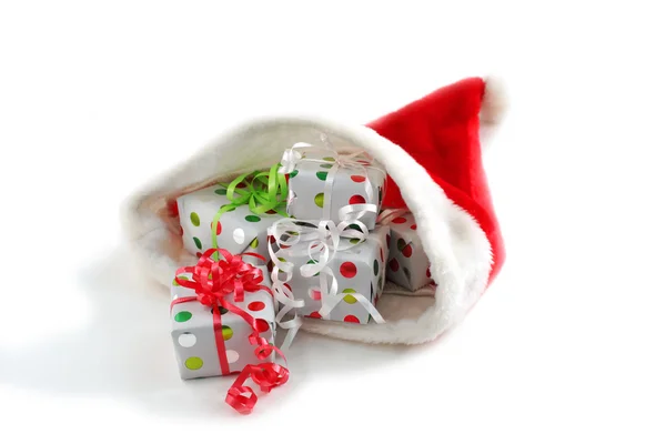 Regalos de Navidad en un sombrero de Santa —  Fotos de Stock