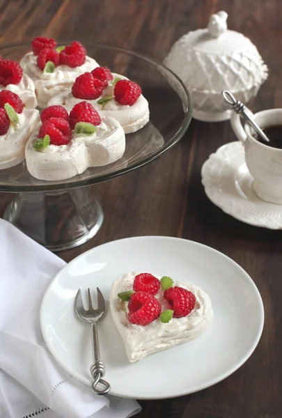 Hart gevormde Pavlova met frambozen - voor Valentijnsdag — Stockfoto