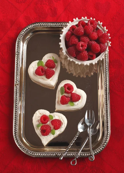 Pavlova en forma de corazón con frambuesas - para el día de San Valentín — Foto de Stock