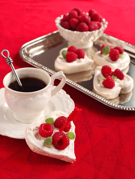 Pavlova en forma de corazón con frambuesas - Postre de San Valentín — Foto de Stock