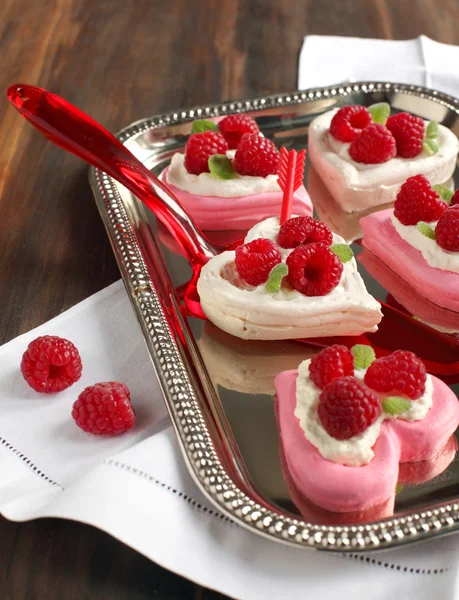 Pavlova en forma de corazón con frambuesas — Foto de Stock