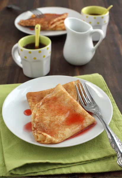 Pannenkoeken met aardbeisaus — Stockfoto