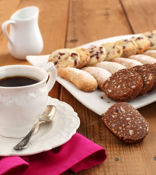 Biscotti assortiti e tazza di caffè — Foto Stock