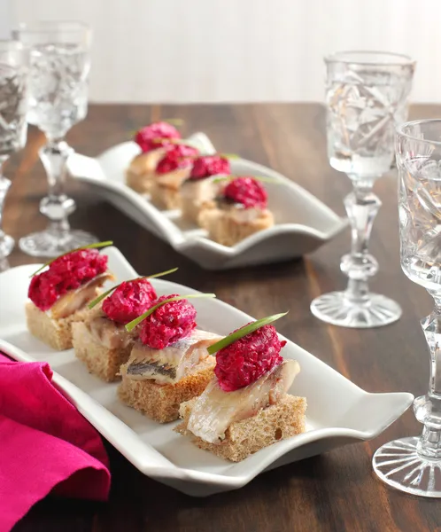 Canapes with herring fillets and beets — Stock Photo, Image