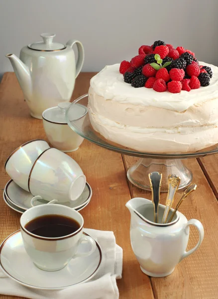Meringue cake with fresh berries — Stock Photo, Image