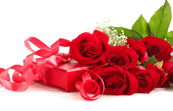 Rode rozen en geschenkdoos op witte achtergrond — Stockfoto