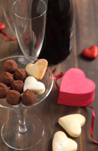 Biscoitos em forma de coração e trufas de chocolate — Fotografia de Stock