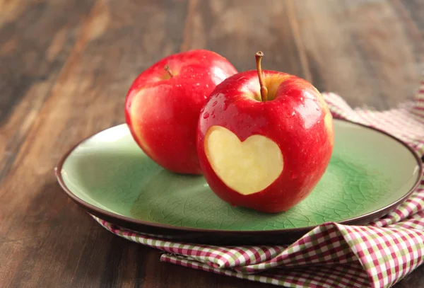 Manzana roja con un corte en forma de corazón —  Fotos de Stock