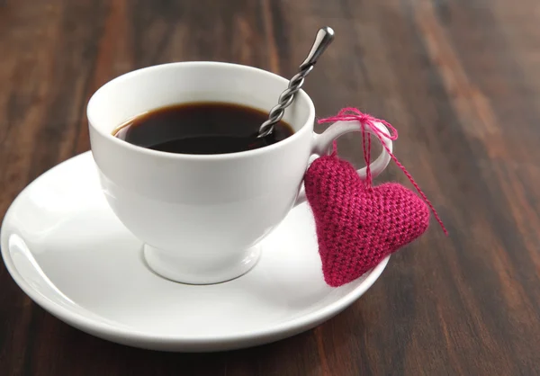 Cup of coffee with knitted heart — Stock Photo, Image
