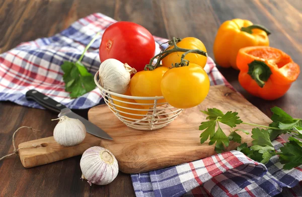 Tomato, sweet pepper and garlic — Stock Photo, Image