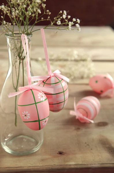 Húsvéti tojás és virágok fa alapon — Stock Fotó