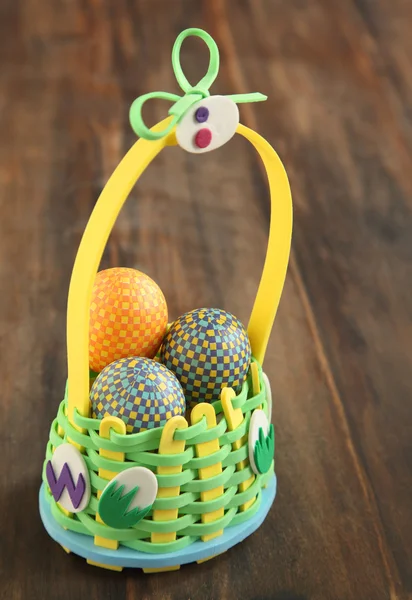 Ovos de Páscoa decorativos em cesta — Fotografia de Stock