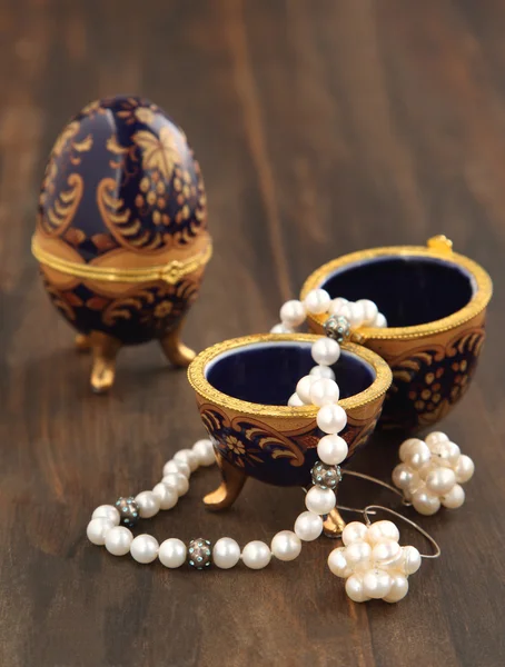 Egg shaped casket with a pearl necklace and earrings — Stock Photo, Image