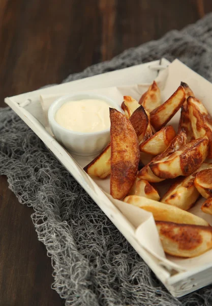 Handgeschnittene Kartoffelchips mit Aioli — Stockfoto