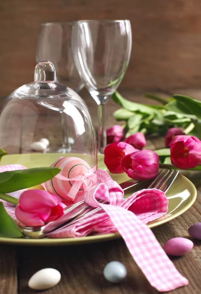 Mesa de Pascua con tulipanes — Foto de Stock