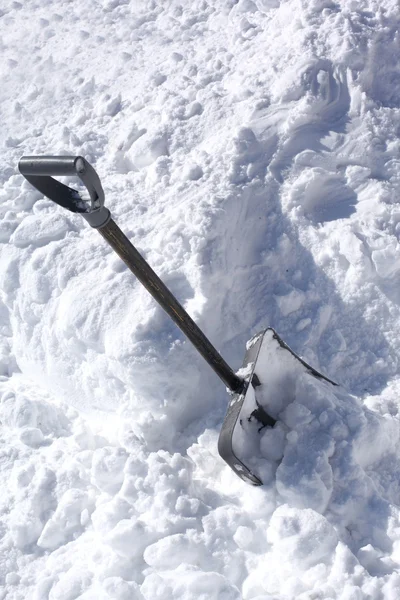 Pala de nieve en una nieve profunda — Foto de Stock