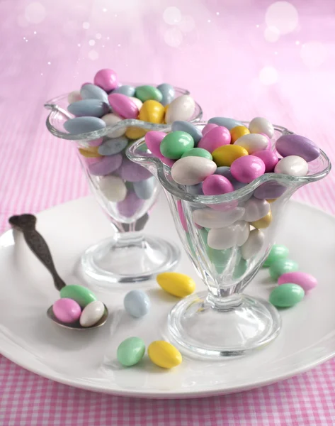 Иорданские миндальные конфеты в различных цветах — стоковое фото