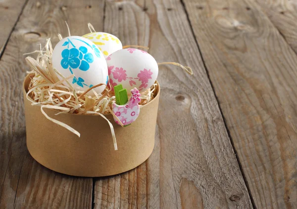 Barevné malování velikonočních vajíček v hnědém papíru box — Stock fotografie