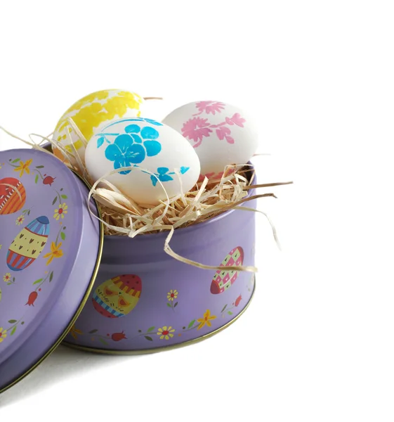 Ovos de páscoa pintados coloridos na caixa de presente — Fotografia de Stock