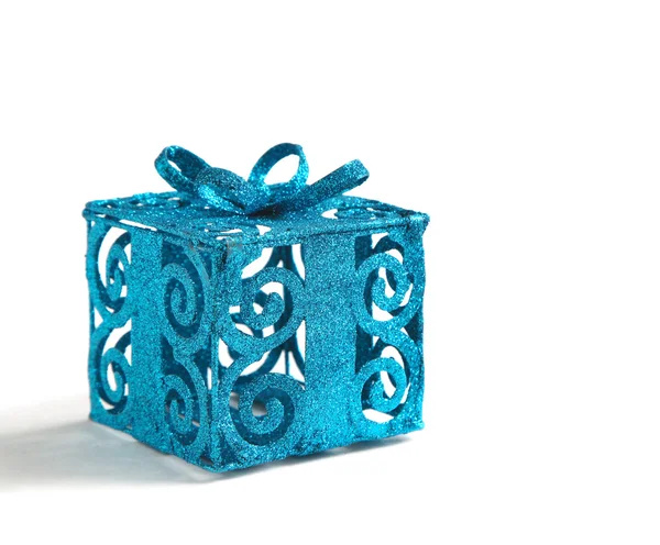 Синя подарункова коробка, ізольована на білому — стокове фото