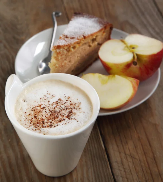 Kopje koffie en appelmoes cake — Stockfoto