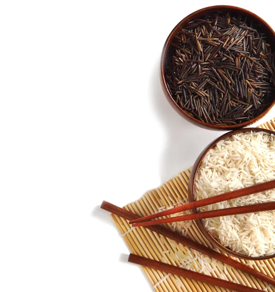 Cuencos de arroz blanco y salvaje sin cocer sobre fondo blanco —  Fotos de Stock