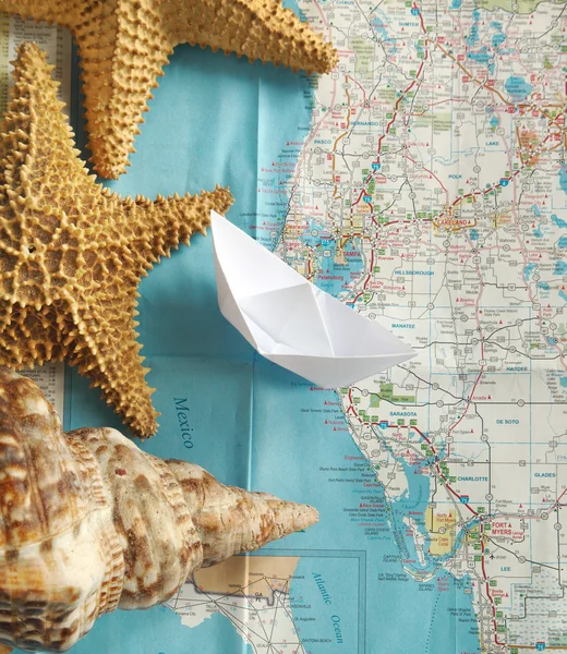Seereise - Papierboot auf Seekarten Hintergrund — Stockfoto