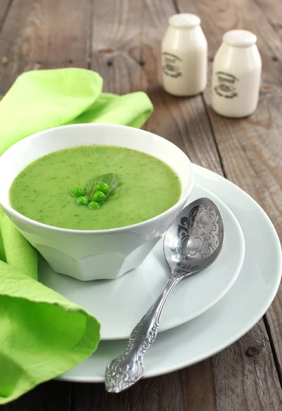 Verse groene erwten soep (selectieve aandacht) — Stockfoto