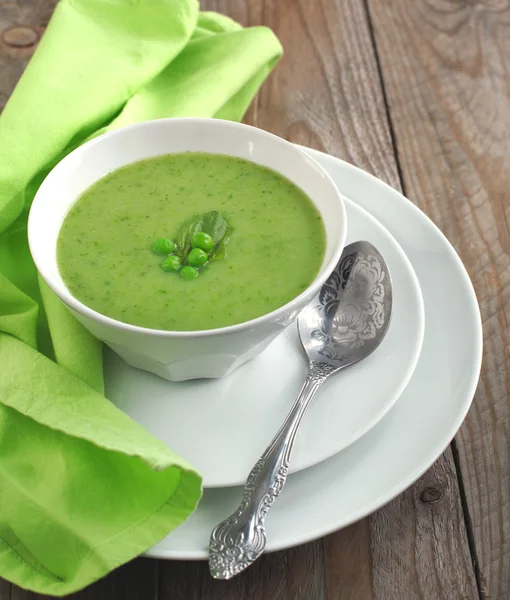 Frische grüne Erbsensuppe (selektiver Fokus) — Stockfoto