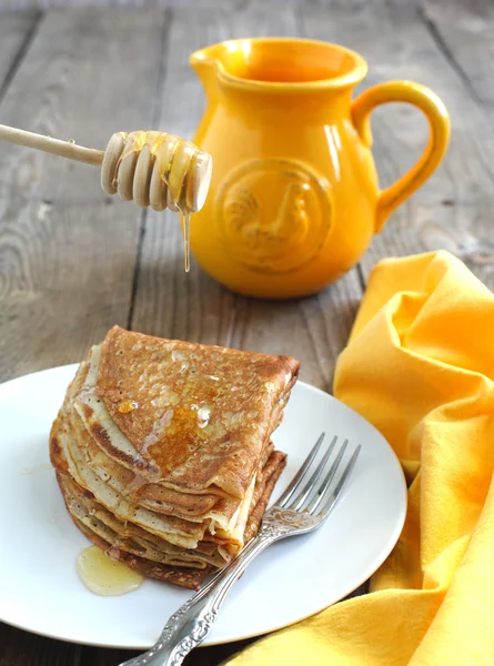 Crepes with honey — Stock Photo, Image
