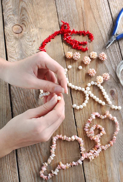 Making a pearl necklace — Stock Photo, Image
