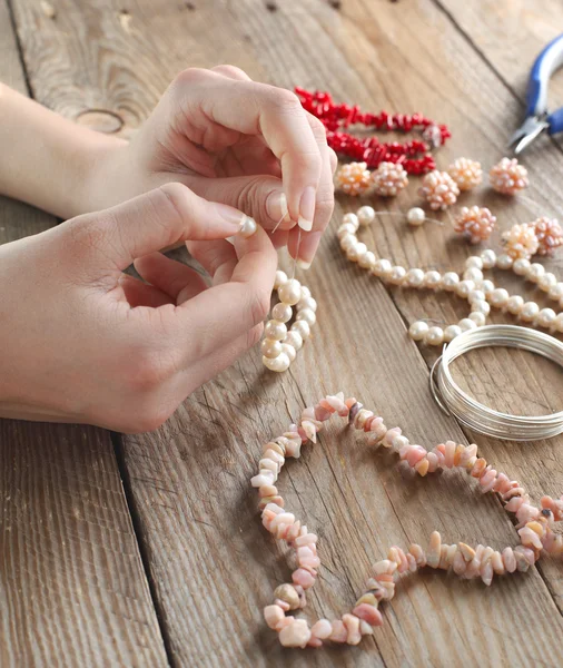 Hacer un collar de perlas — Foto de Stock