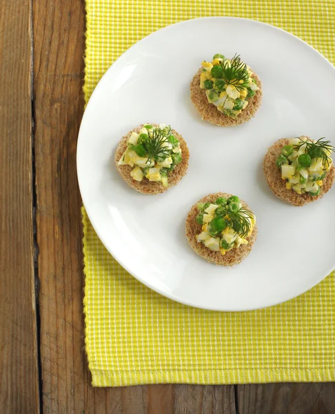 Tartine con insalata di piselli verdi — Foto Stock