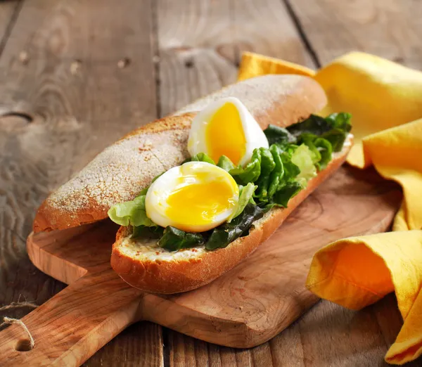 Weich gekochtes Eiersandwich mit grünem Salat und Mayonnaise — Stockfoto