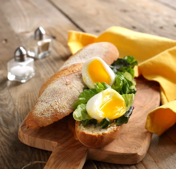 Soft-Boiled Egg sandwich with Green Salad and Mayonnaise — Stock Photo, Image