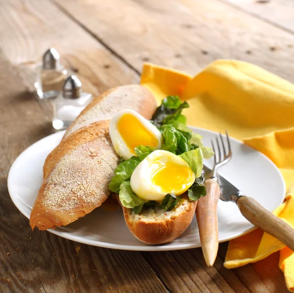 Weich gekochtes Eiersandwich mit grünem Salat und Mayonnaise — Stockfoto