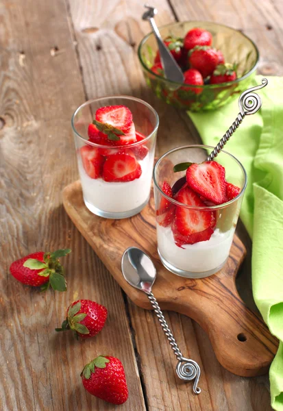 Cottage kaas met aardbeien in kleine glazen beker — Stockfoto