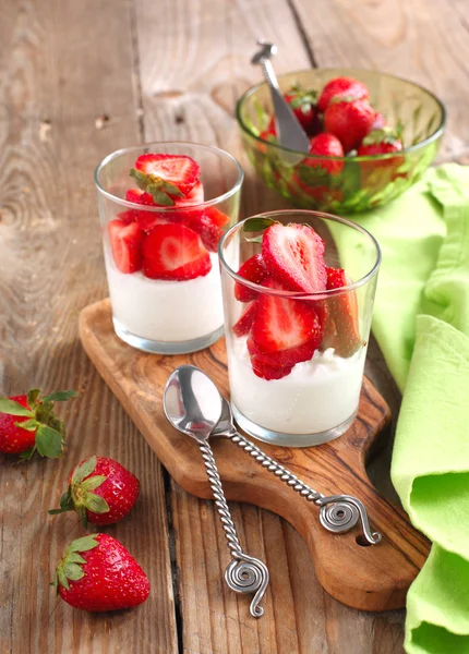 Cottage cheese with strawberries in small glass cup — Stock Photo, Image